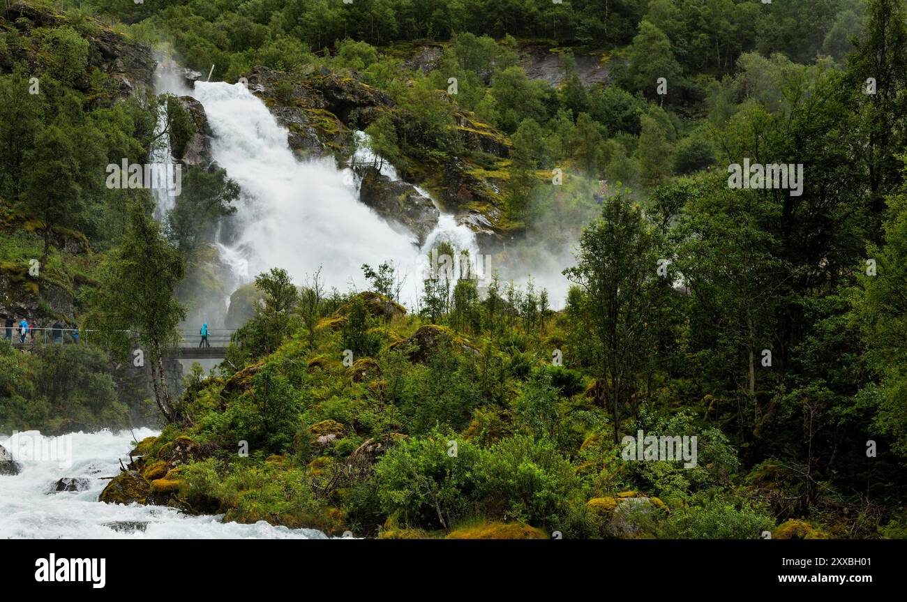 Vista della cascata Kleivafossen vicino al ghiacciaio Briksdal in Norvegia. Foto Stock