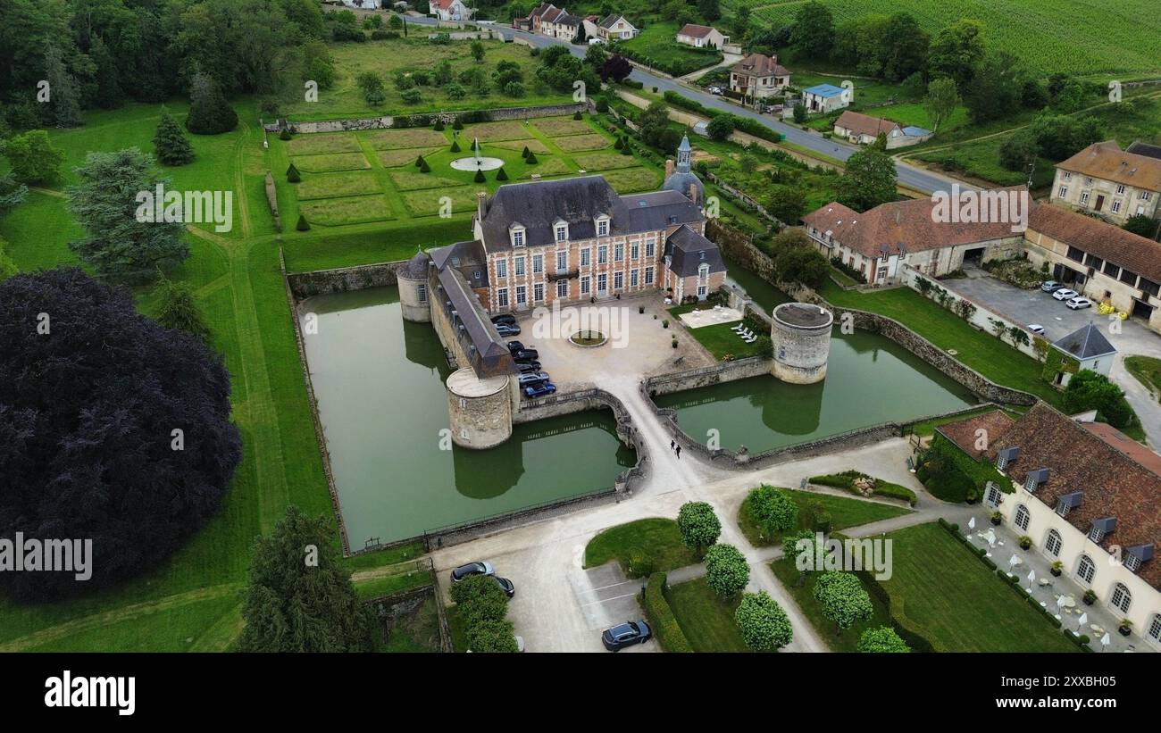Riprese aeree con drone dello Château d'Étoges a Étoges, Francia, uno storico château del XVII secolo in mattoni e pietra circondato da un fossato, con grandi padiglioni angolari Foto Stock