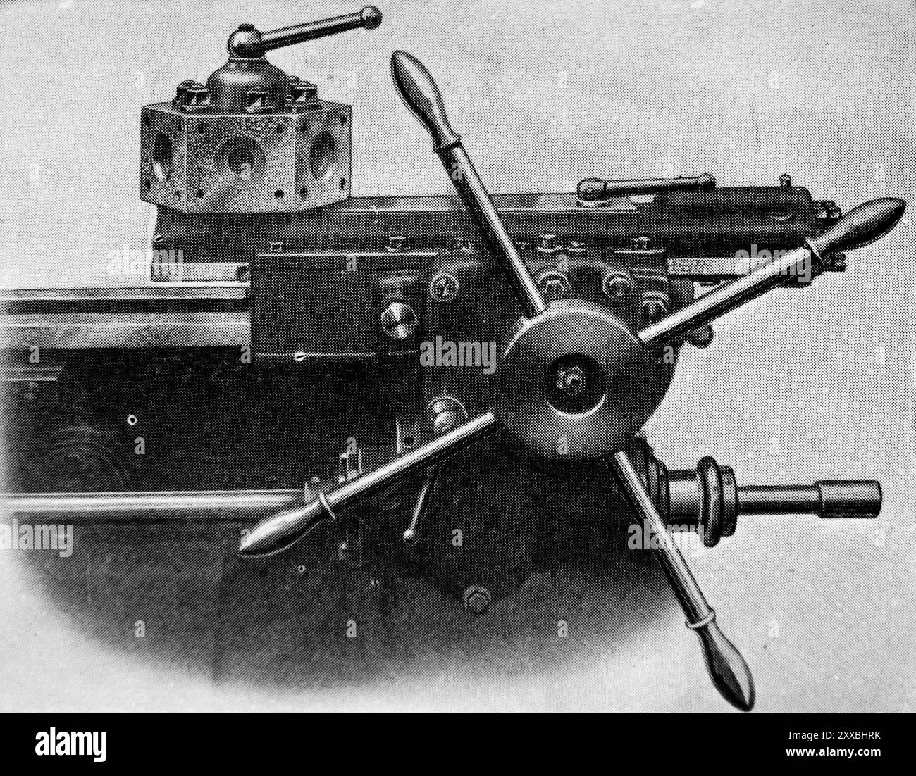 Un tornio a verricello e la relativa maniglia di azionamento. Questa fotografia proviene da un'ampia selezione di illustrazioni ingegneristiche e di foto stampate che sono state originariamente pubblicate nel 1936. Le dimensioni e la qualità degli originali variano notevolmente. Foto Stock