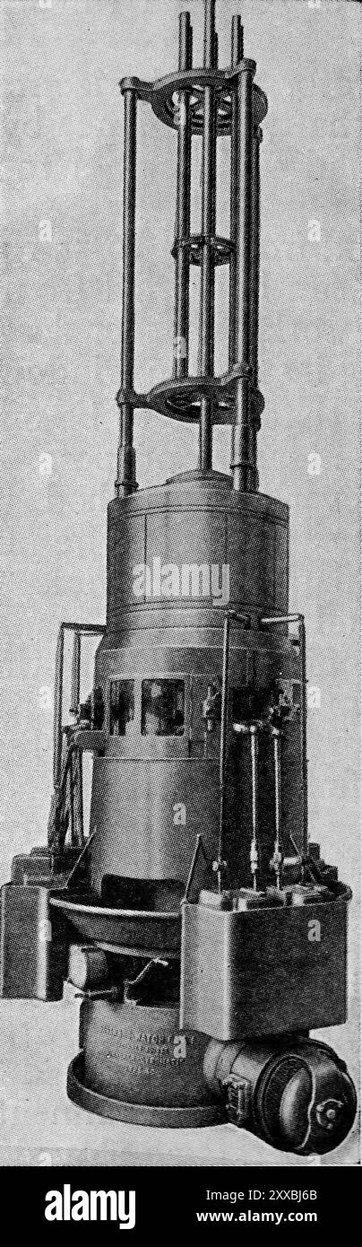 Tornio automatico a sei mandrini verticale Gyromatic. Questa fotografia proviene da un'ampia selezione di illustrazioni ingegneristiche e di foto stampate che sono state originariamente pubblicate nel 1936. Le dimensioni e la qualità degli originali variano notevolmente. Foto Stock
