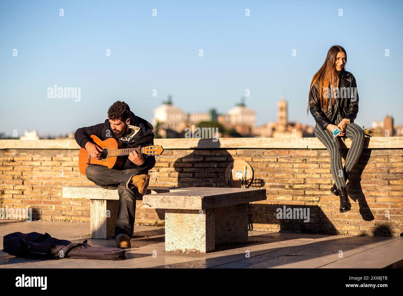 Roma, Italia, 21 novembre 2020: Un ragazzo suona la chitarra sulla terrazza dell'Orange Garden Foto Stock