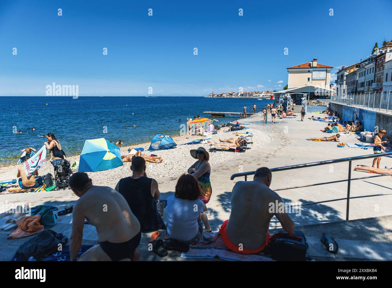 Pirano, Slovenia, giugno 29 2023: Bagnanti sulla spiaggia di Pirano Foto Stock