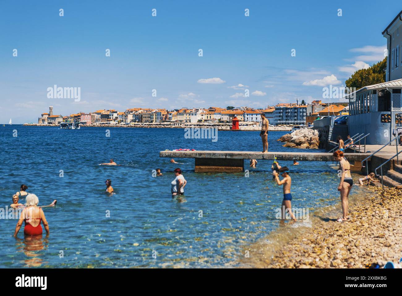 Pirano, Slovenia, giugno 29 2023: Bagnanti sulla spiaggia di Pirano Foto Stock