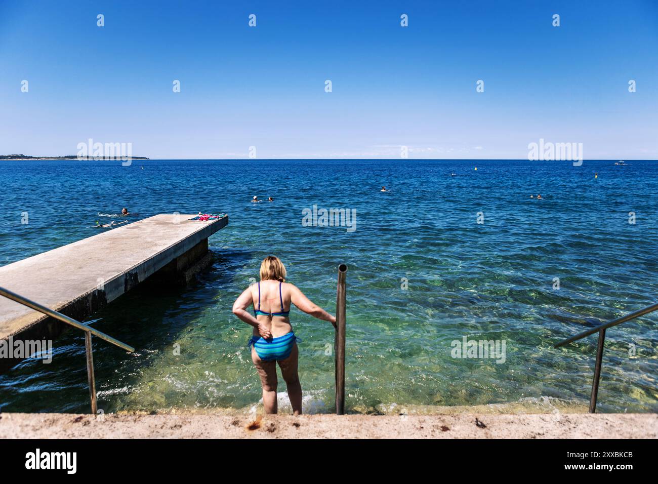 Pirano, Slovenia, giugno 29 2023: Bagnanti sulla spiaggia di Pirano Foto Stock