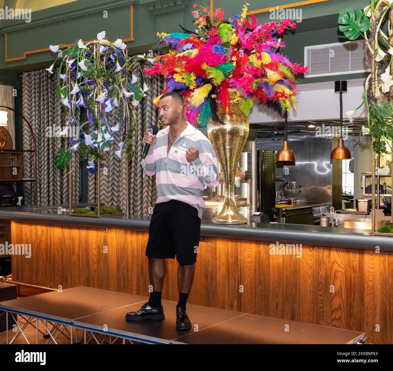 Mark Fletcher CEO di Manchester Pride annuncia un'offerta per Euro Pride 2028 Manchester Pride presso l'hotel Stock Exchange . Manchester Regno Unito. Manchester Pride 2024 . Il tema di quest'anno è "Buzzin to be Queer - A Hive of Progress” e gli organizzatori dicono che sperano che "unirà il popolo di Manchester” sotto il simbolo del Manchester Bee. Esibizioni di punta di Jessie J, Loreen, Sugababes, Rita ora e la più grande star di Showman Keala Settle. La prima Pride Parade di Manchester si tenne il 20 febbraio 1988, quando un'enorme protesta anti-sezione 28 si tenne nel centro della città. All'epoca, era uno dei "la" Foto Stock