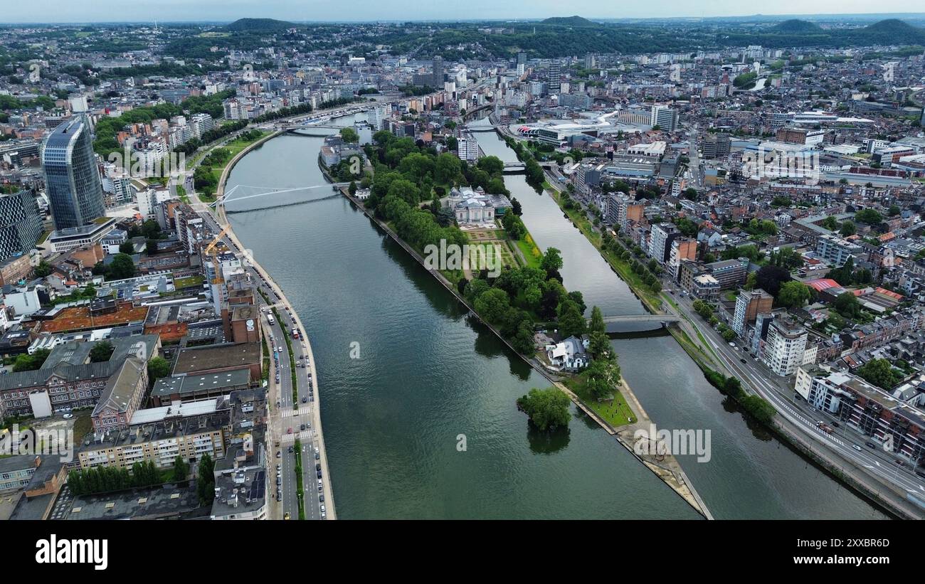 Riprese aeree con drone della storica città vallona di Liegi in Belgio lungo la valle del fiume Mosa con la scalinata Montagne de Bueren Foto Stock