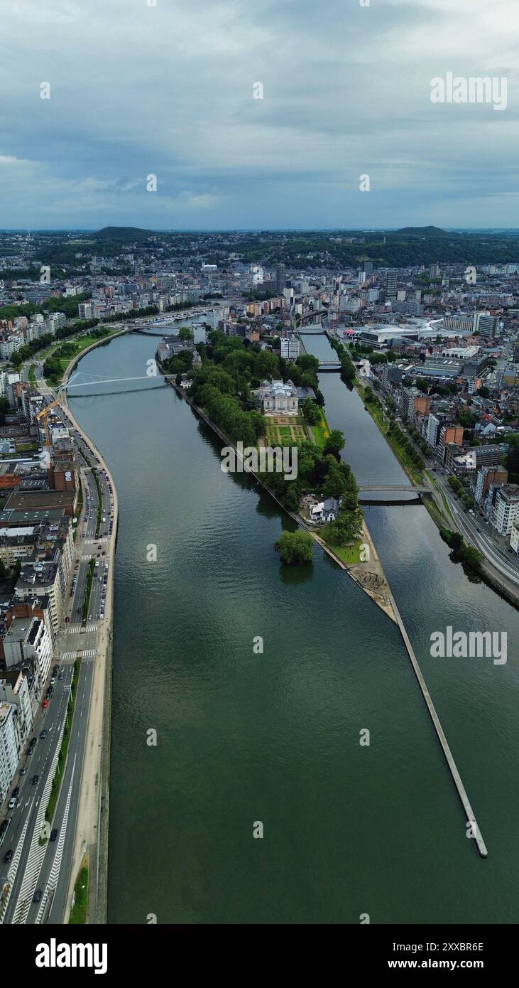 Riprese aeree con drone della storica città vallona di Liegi in Belgio lungo la valle del fiume Mosa con la scalinata Montagne de Bueren Foto Stock