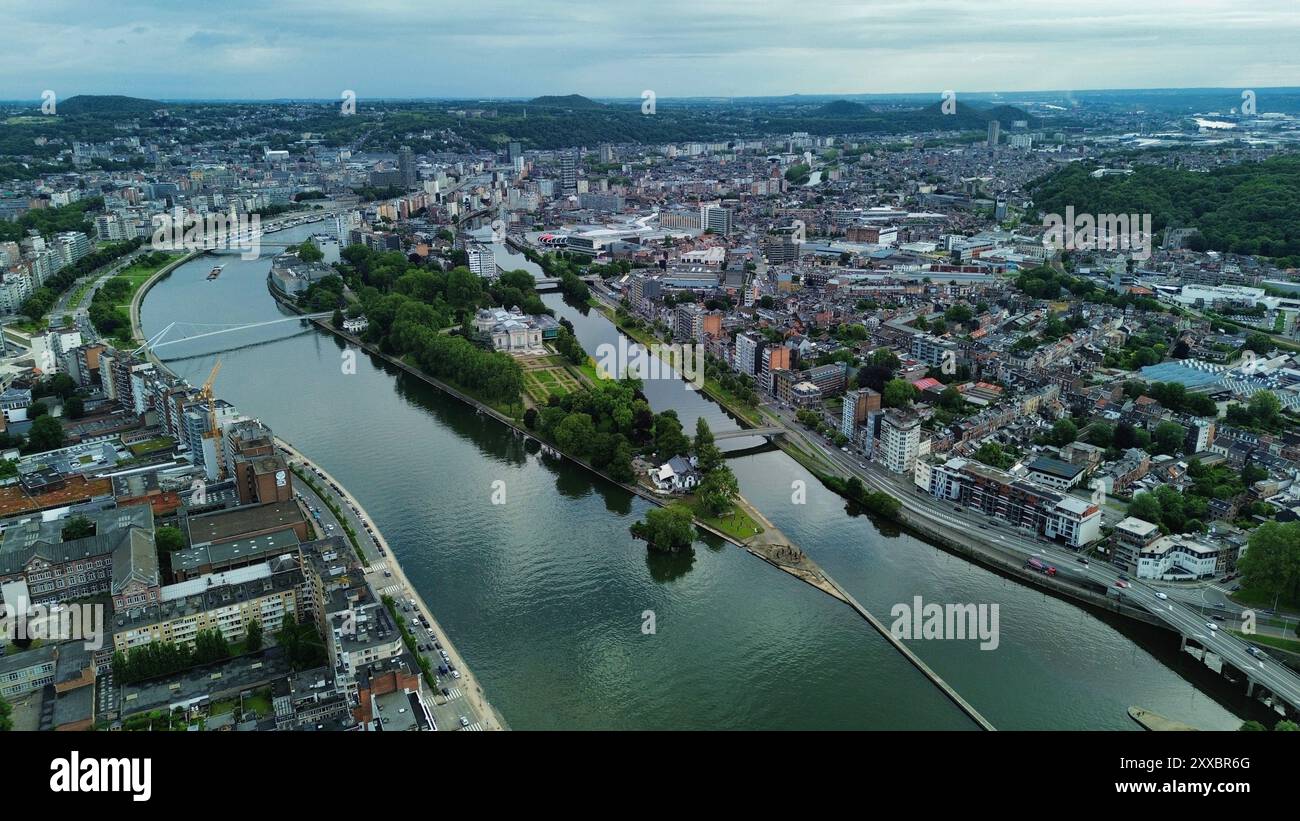 Riprese aeree con drone della storica città vallona di Liegi in Belgio lungo la valle del fiume Mosa con la scalinata Montagne de Bueren Foto Stock