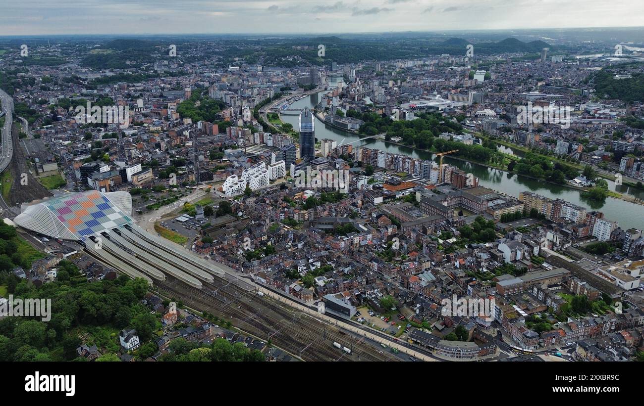Riprese aeree con drone della storica città vallona di Liegi in Belgio lungo la valle del fiume Mosa con la scalinata Montagne de Bueren Foto Stock