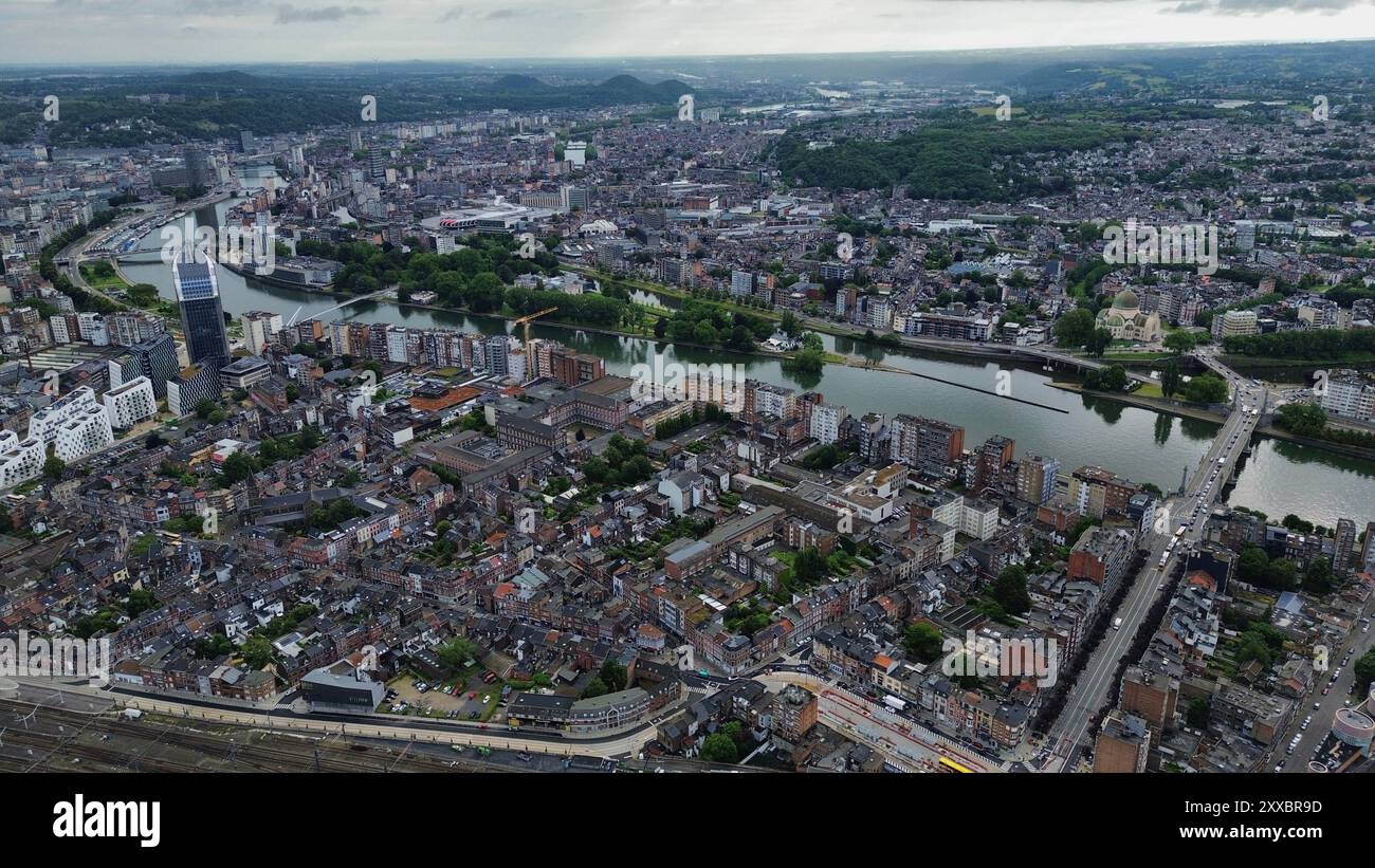 Riprese aeree con drone della storica città vallona di Liegi in Belgio lungo la valle del fiume Mosa con la scalinata Montagne de Bueren Foto Stock