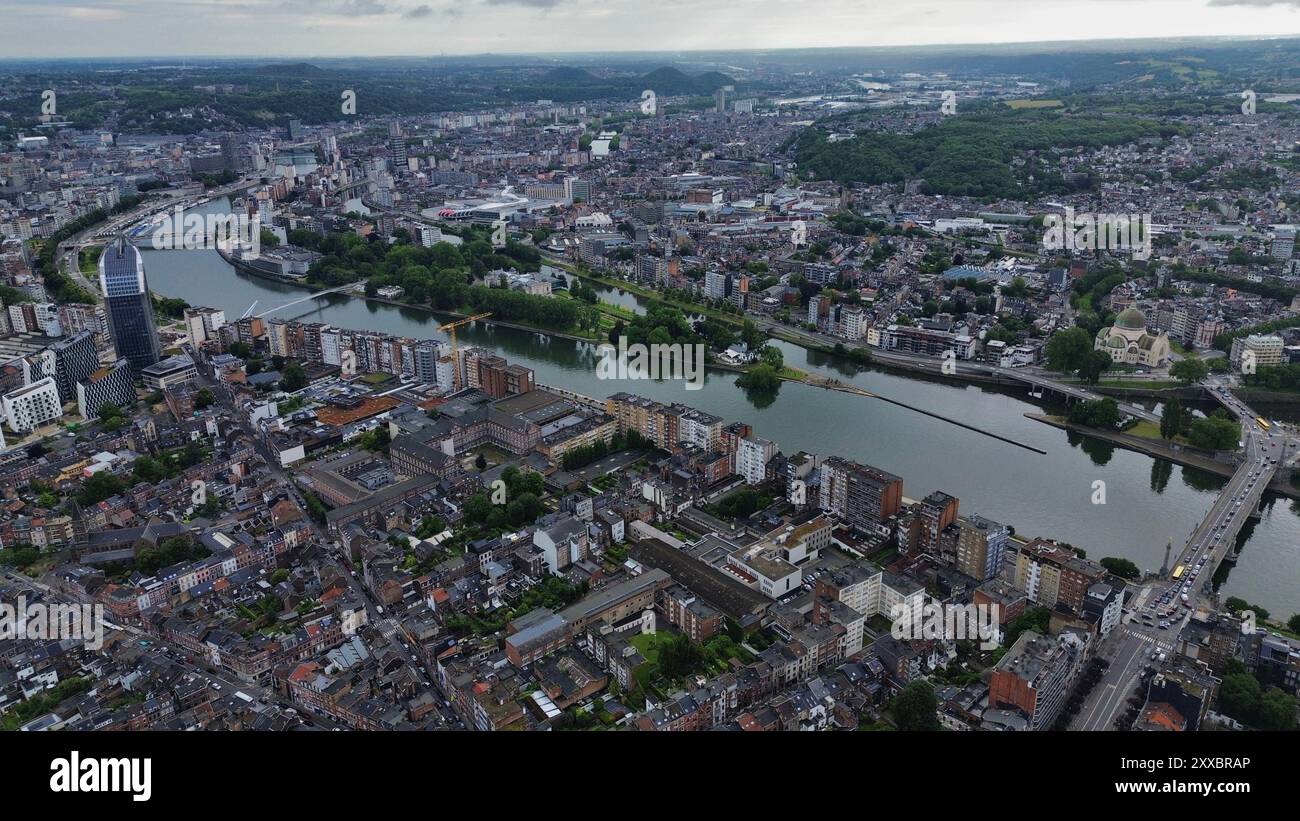 Riprese aeree con drone della storica città vallona di Liegi in Belgio lungo la valle del fiume Mosa con la scalinata Montagne de Bueren Foto Stock