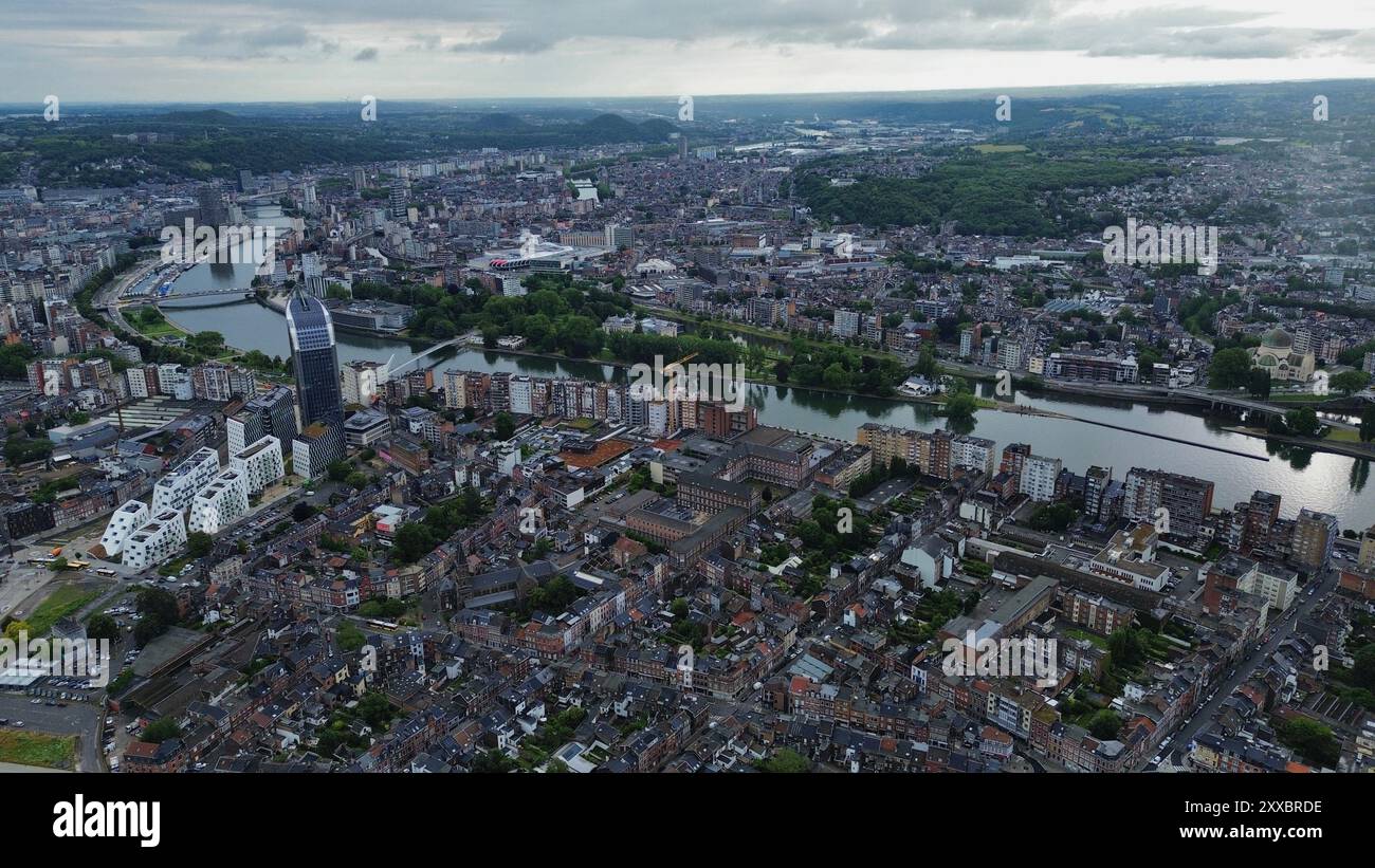 Riprese aeree con drone della storica città vallona di Liegi in Belgio lungo la valle del fiume Mosa con la scalinata Montagne de Bueren Foto Stock