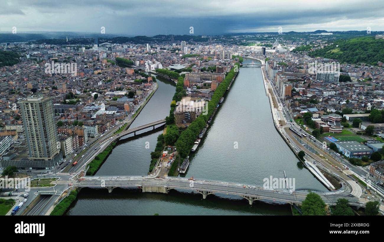 Riprese aeree con drone della storica città vallona di Liegi in Belgio lungo la valle del fiume Mosa con la scalinata Montagne de Bueren Foto Stock