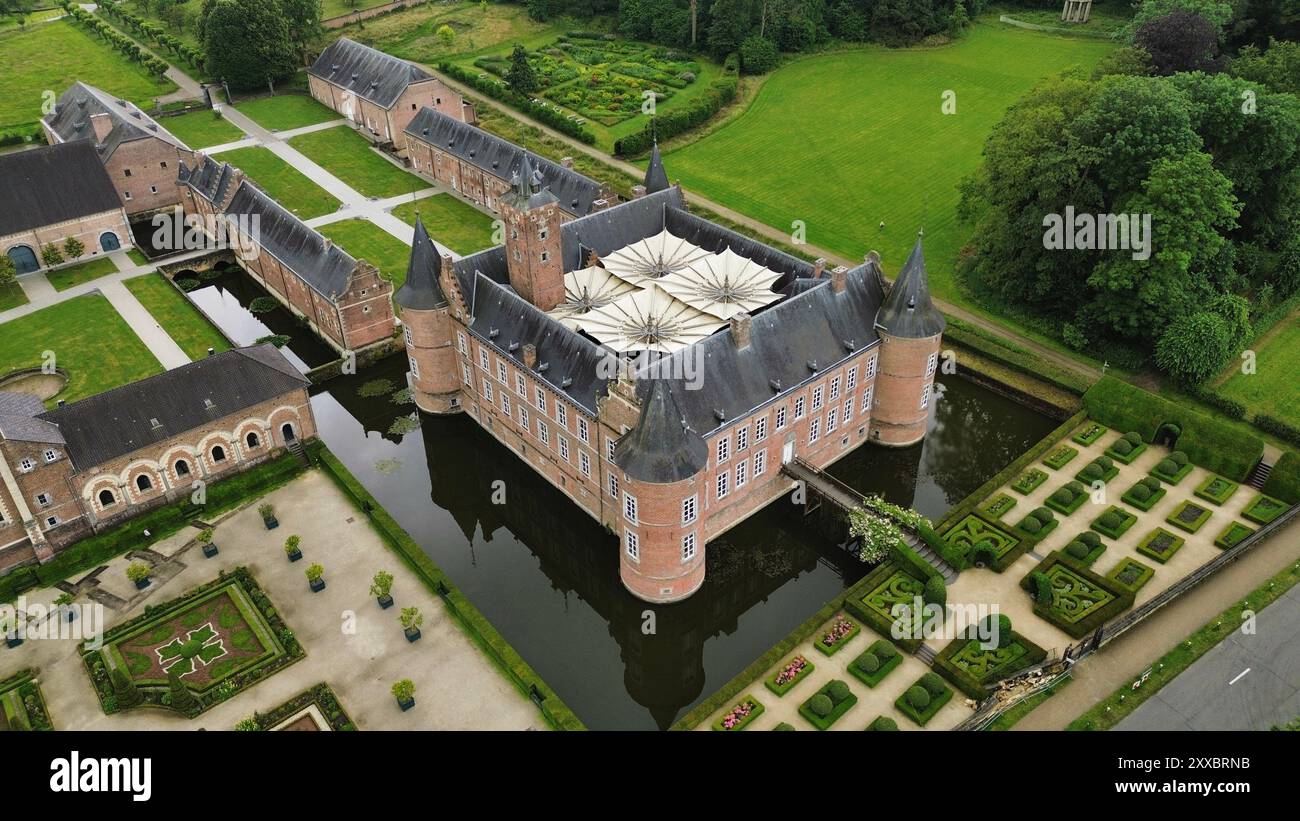 Ripresa aerea con drone del castello di Alden Biesen a Bilzen, Belgio, grande commendaria del XVI secolo dell'Ordine Teutonico situata in un vasto terreno Foto Stock