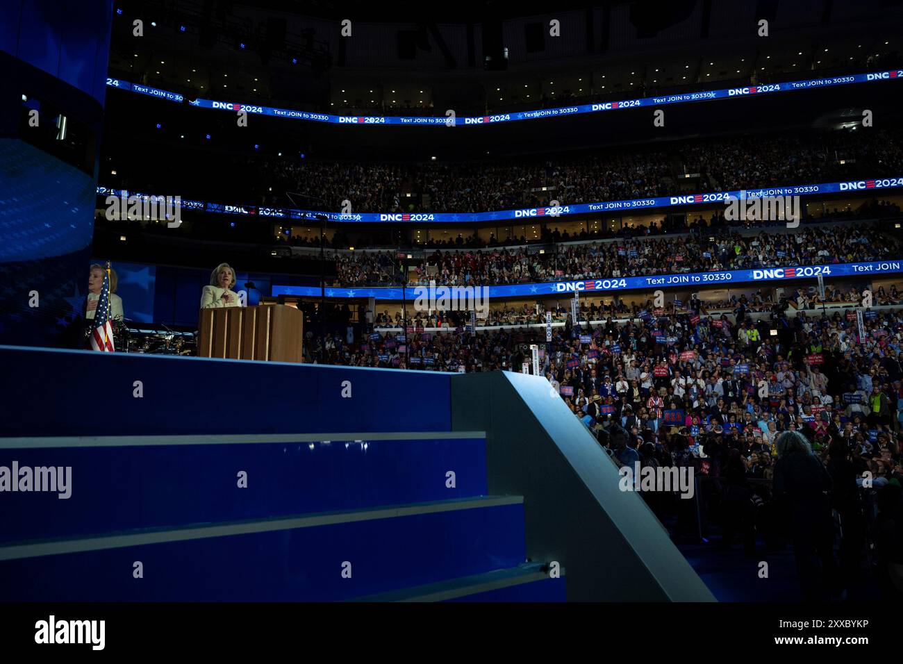 L'ex Segretario di Stato degli Stati Uniti Hillary Rodham Clinton parla alla Convention nazionale democratica del 2024 a Chicago, Illinois, USA, allo United Center lunedì 19 agosto 2024. Crediti: Annabelle Gordon / CNP Foto Stock