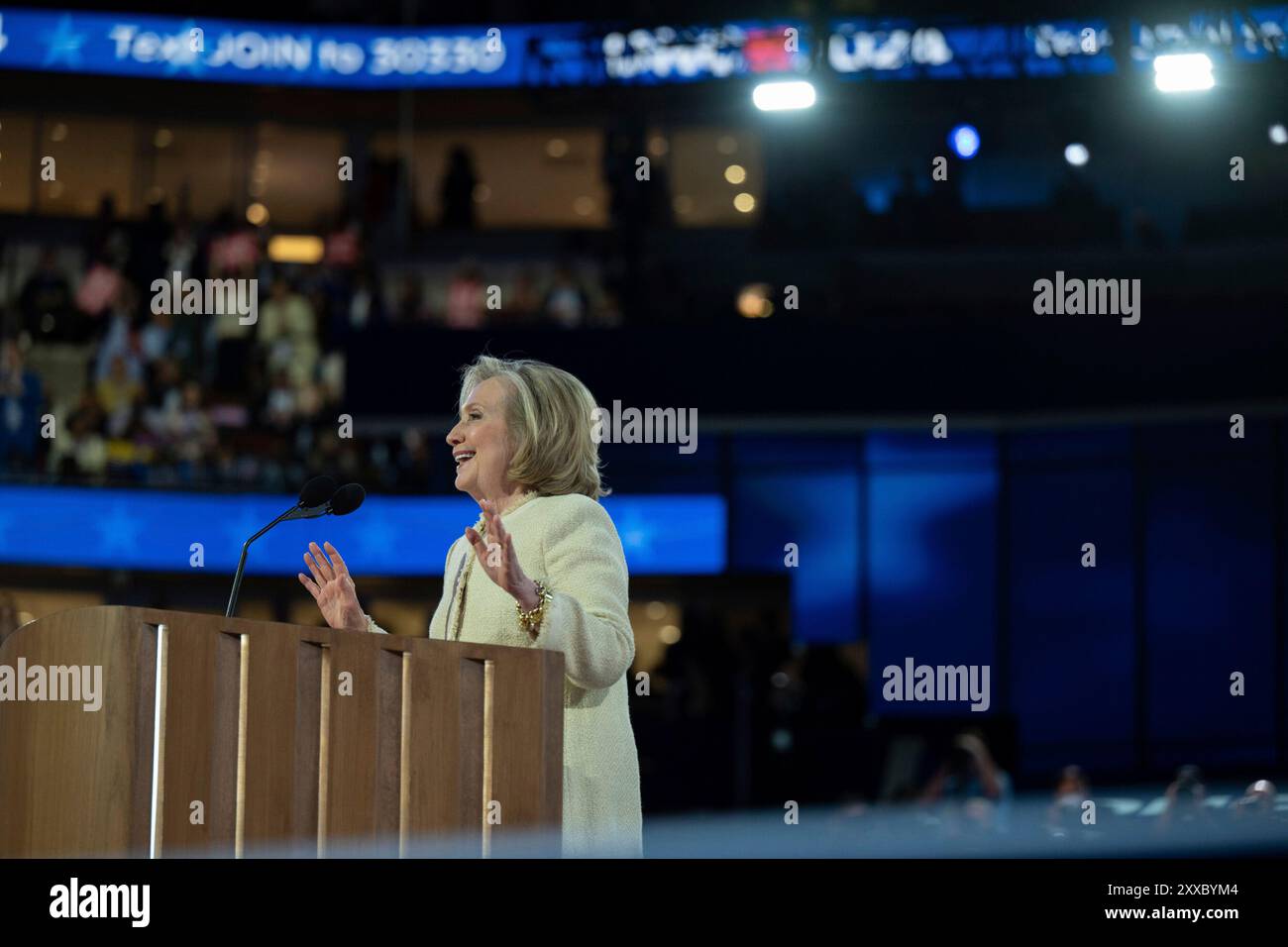 L'ex Segretario di Stato degli Stati Uniti Hillary Rodham Clinton parla alla Convention nazionale democratica del 2024 a Chicago, Illinois, USA, allo United Center lunedì 19 agosto 2024. Crediti: Annabelle Gordon / CNP Foto Stock
