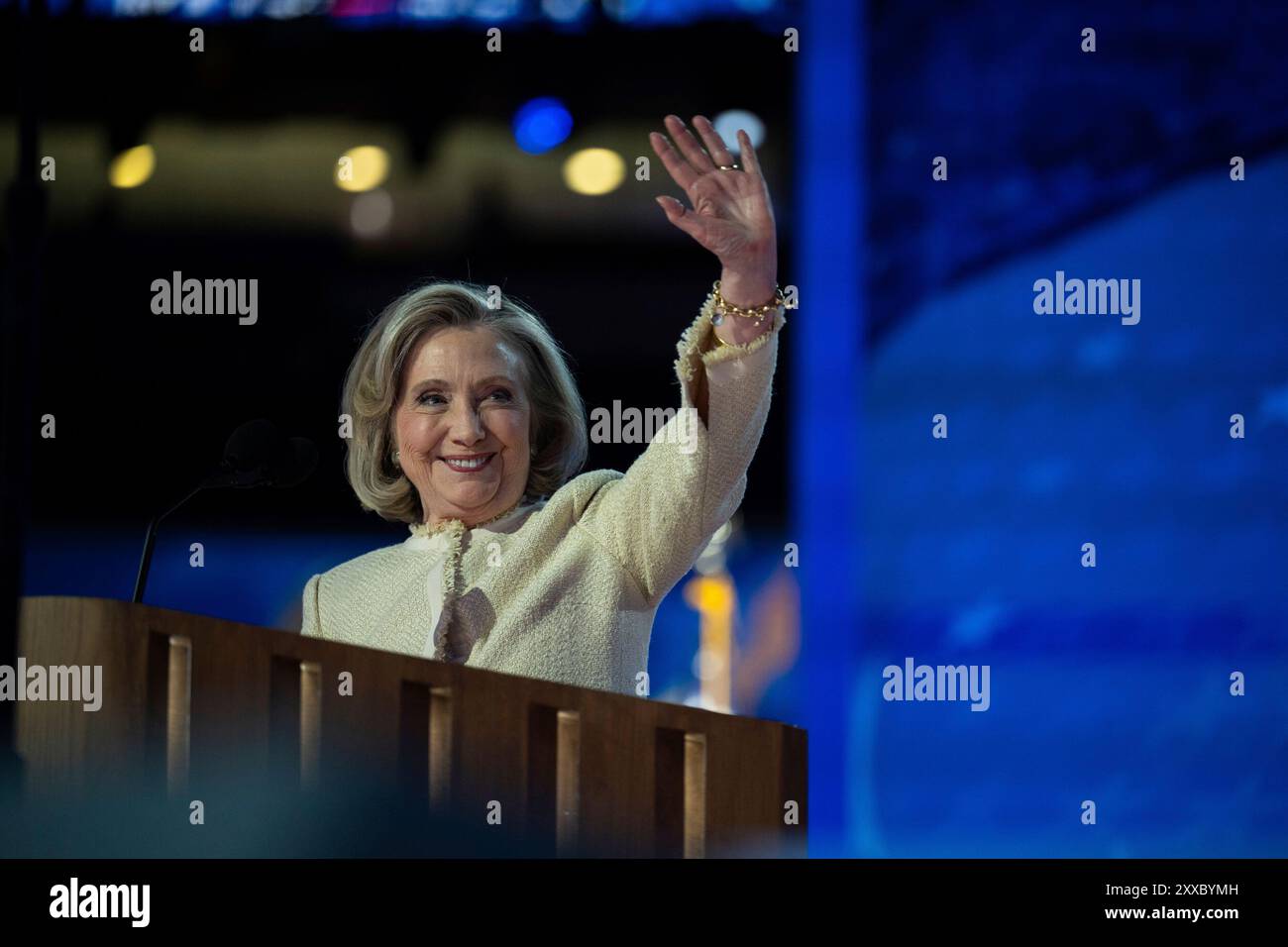 L'ex Segretario di Stato degli Stati Uniti Hillary Rodham Clinton parla alla Convention nazionale democratica del 2024 a Chicago, Illinois, USA, allo United Center lunedì 19 agosto 2024. Crediti: Annabelle Gordon / CNP Foto Stock