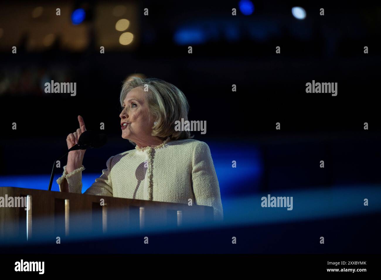 L'ex Segretario di Stato degli Stati Uniti Hillary Rodham Clinton parla alla Convention nazionale democratica del 2024 a Chicago, Illinois, USA, allo United Center lunedì 19 agosto 2024. Crediti: Annabelle Gordon / CNP Foto Stock