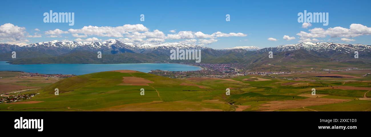 Vista sul Lago Van e la città di Tatvan, nella provincia di Bitlis, Turchia Foto Stock