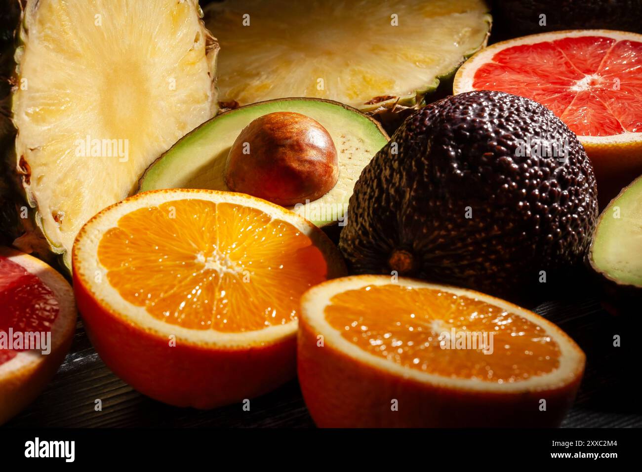mix di frutta tropicale su sfondo nero Foto Stock