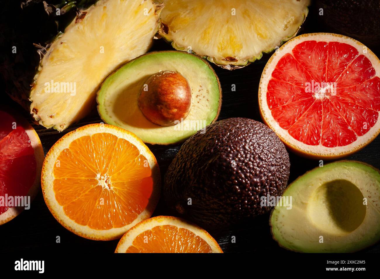 mix di frutta tropicale su sfondo nero con vista dall'alto Foto Stock