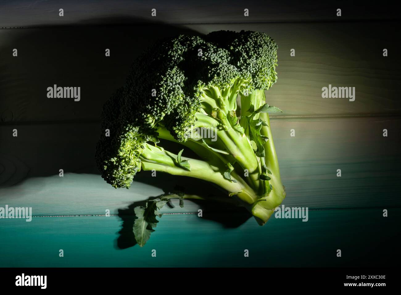 broccoli su sfondo di legno blu Foto Stock