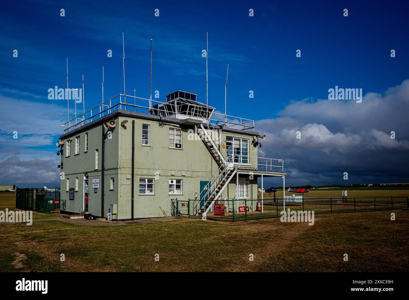 Airfield Control Tower - la torre di controllo vintage della seconda guerra mondiale presso l'attivo campo di Duxford a Cambridgeshire UK, parte dell'Imperial War Museum. Foto Stock