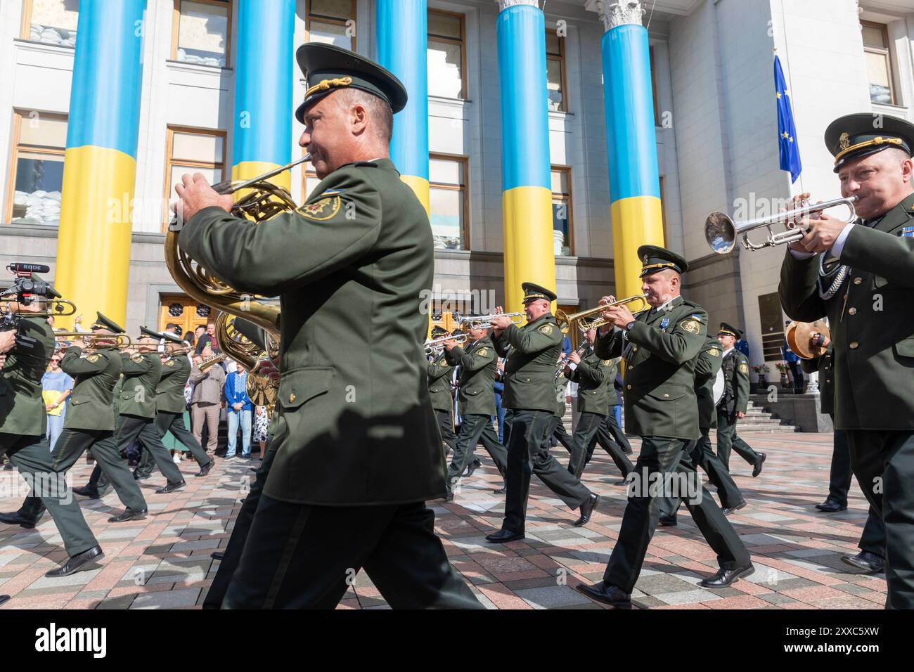 Un'orchestra militare è vista marciare di fronte alla Rada Suprema dell'Ucraina in occasione della giornata nazionale della bandiera dell'Ucraina. Una cerimonia solenne si è tenuta vicino alla Verkhovna Rada il giorno della bandiera di Stato. Vi hanno partecipato i leader del Parlamento, i deputati del popolo e i rappresentanti dell'apparato Rada. "La nostra bandiera è quel simbolo, il marcatore, il modello, che si combina con l'Ucraina, con la sua libertà e il coraggio del popolo ucraino in tutto il mondo. La bandiera Ucraina strambia le nostre città e i nostri villaggi, è issata su pali di bandiera vicino a case private, è appesa alle finestre di Foto Stock