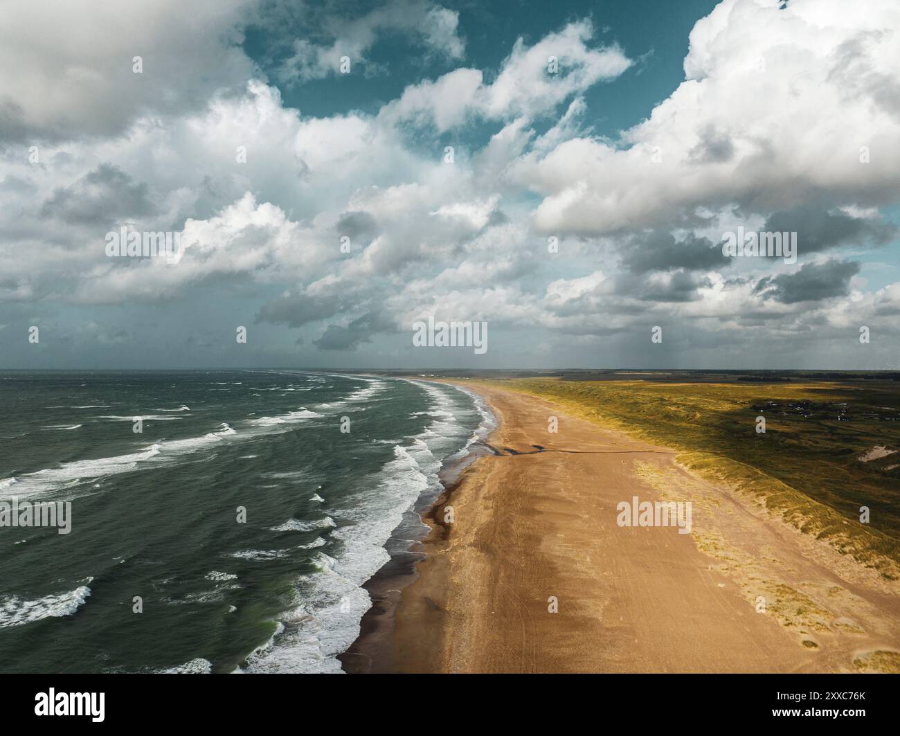 Il surf del Mare del Nord si schianta sulla spiaggia di Slettestrand, Jutland, Danimarca settentrionale Foto Stock