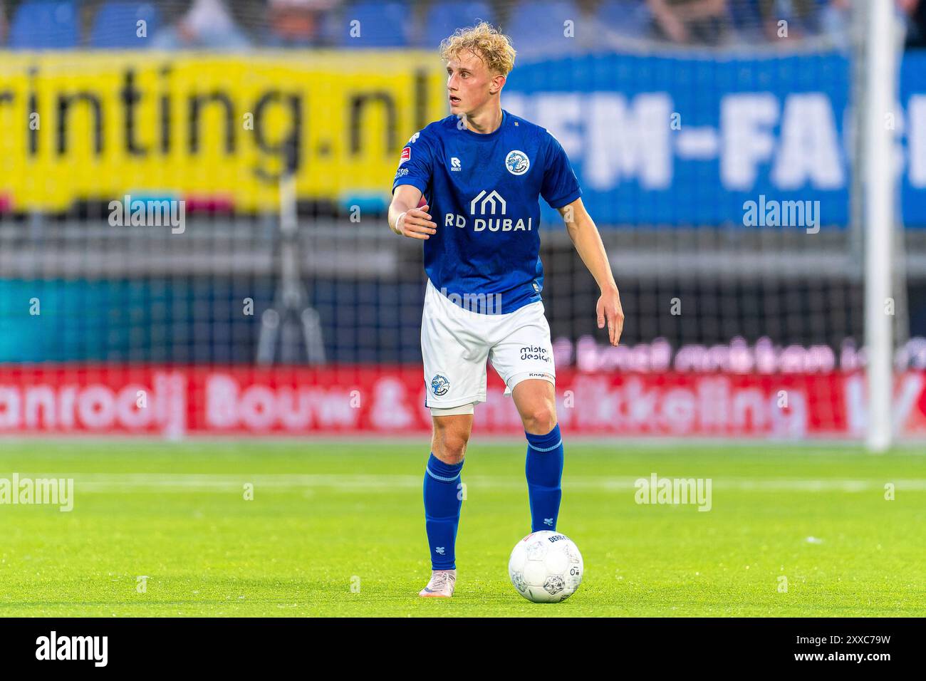 Den Bosch, Paesi Bassi. 23 agosto 2024. DEN BOSCH, PAESI BASSI - 23 AGOSTO: Mees Laros del FC Den Bosch in azione gareggiando nel MVV Maastricht durante il FC Den Bosch dell'olandese Keuken Kampioen Divisie allo Stadion De Vliert il 23 agosto 2024 a Den Bosch, Paesi Bassi. (Foto di Joris Verwijst/Orange Pictures) credito: dpa/Alamy Live News Foto Stock