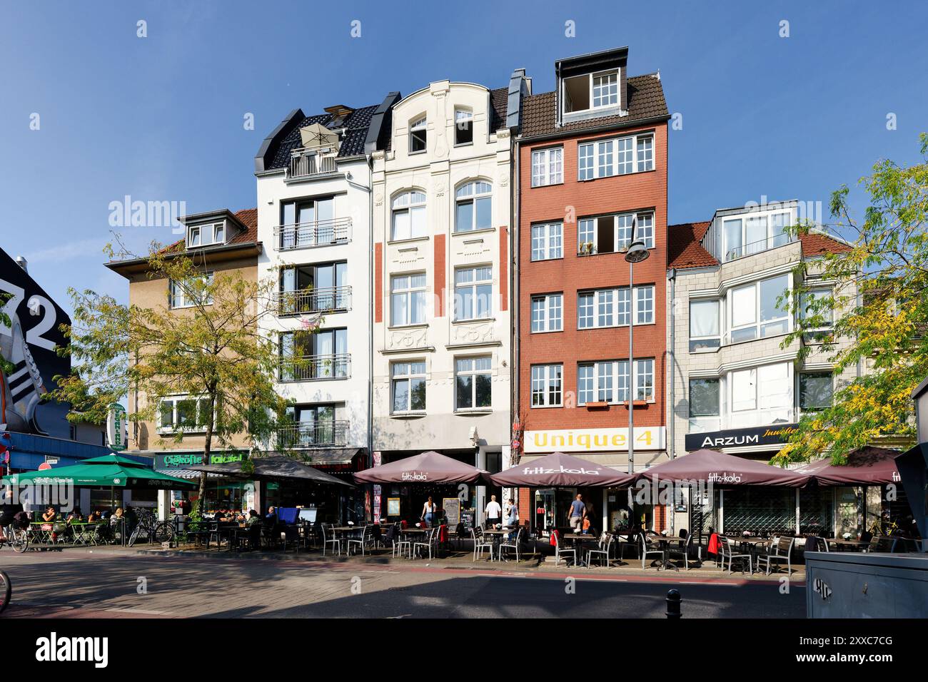 Colonia, Germania 22 agosto 2024: Ristoranti con catering all'aperto su Venloerstrasse nel quartiere Ehrenfeld di Colonia Foto Stock