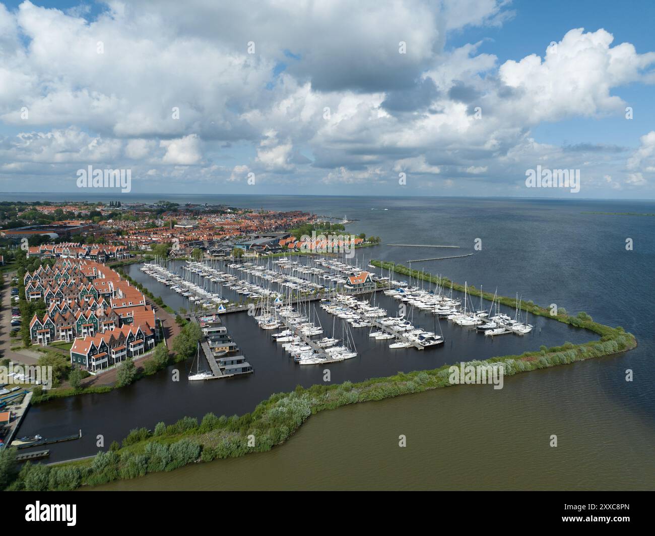 Volendam, Olanda settentrionale, vista aerea del porto e dello skyline della città. Vista aerea con drone. Foto Stock