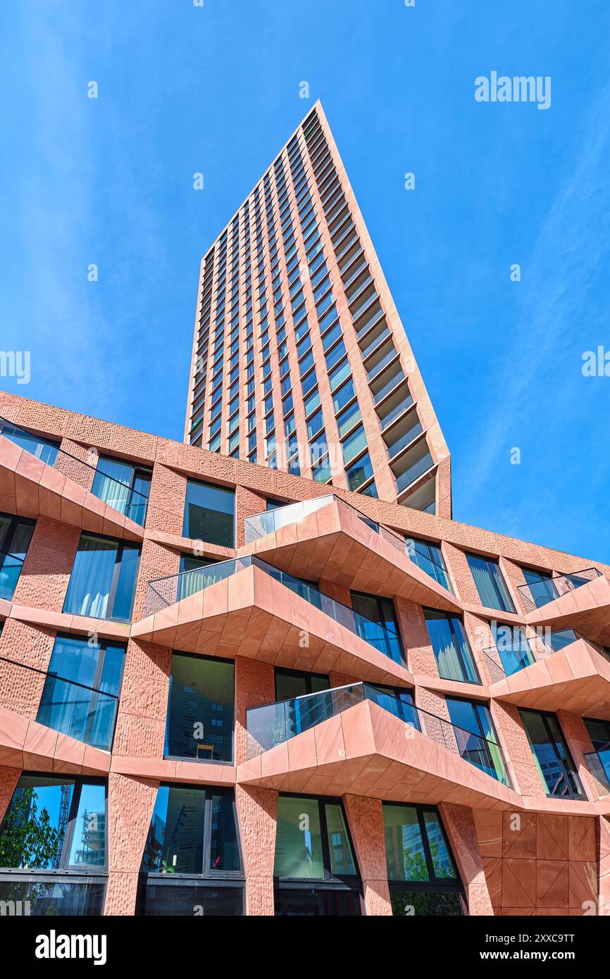Rotterdam, Paesi Bassi - 10 aprile 2024: Torre degli uffici Casanova di Barcode Architects a Wijnhaven con balconi triangolari Foto Stock