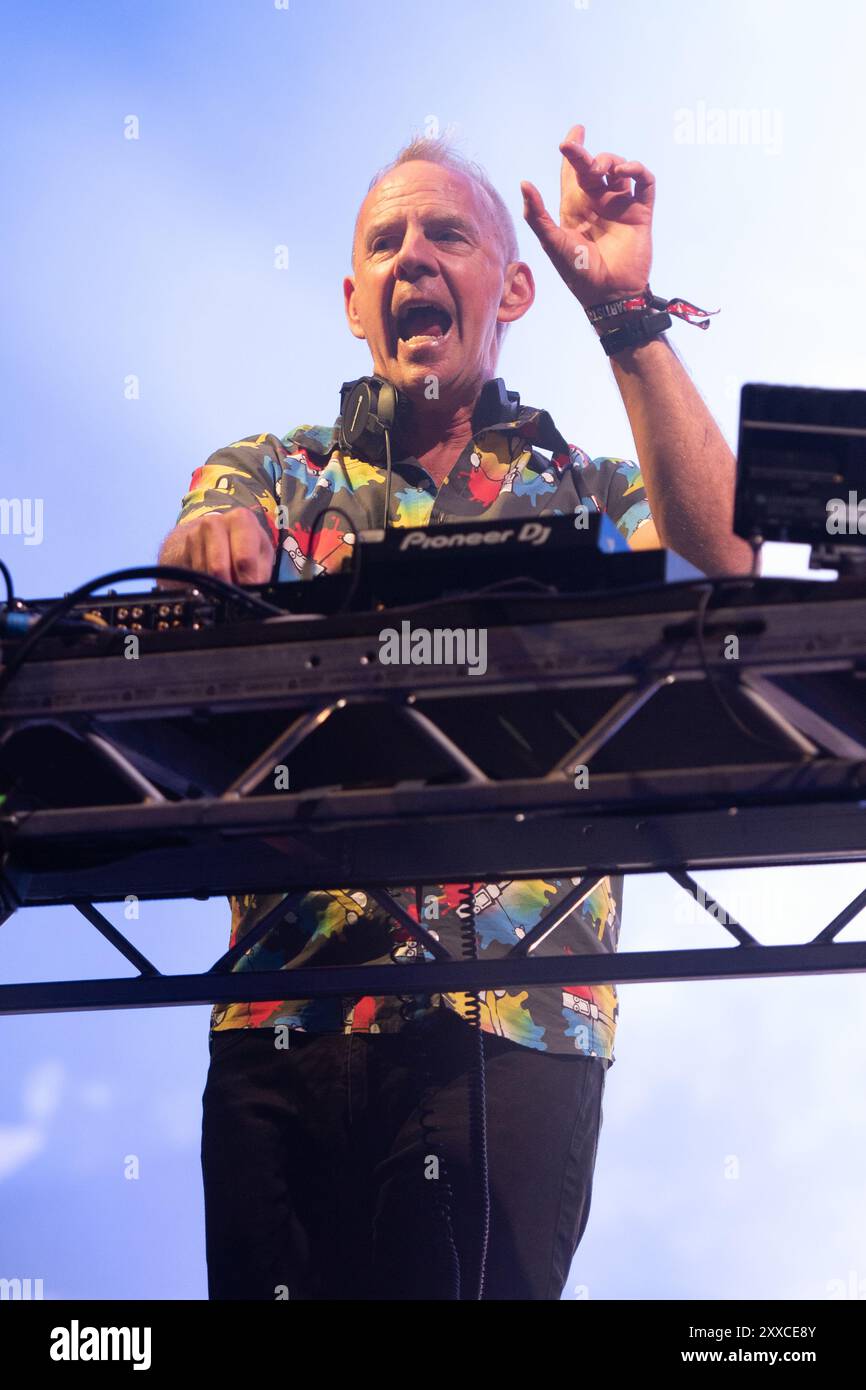 Southsea, Hampshire, UK, Fatboy Slim si esibisce sul palco comune al Victorious Festival venerdì 23 agosto 2024 Photo Credit Emma Terracciano/Alamy Live News Foto Stock