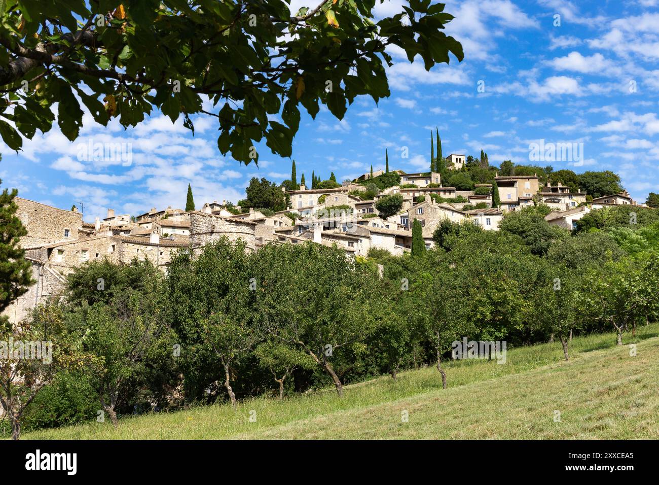 Mirmande, uno dei villaggi più belli della Francia, Drôme. Città nel sud-est della Francia. Mirmande è un pittoresco villaggio medievale arroccato su una collina Foto Stock