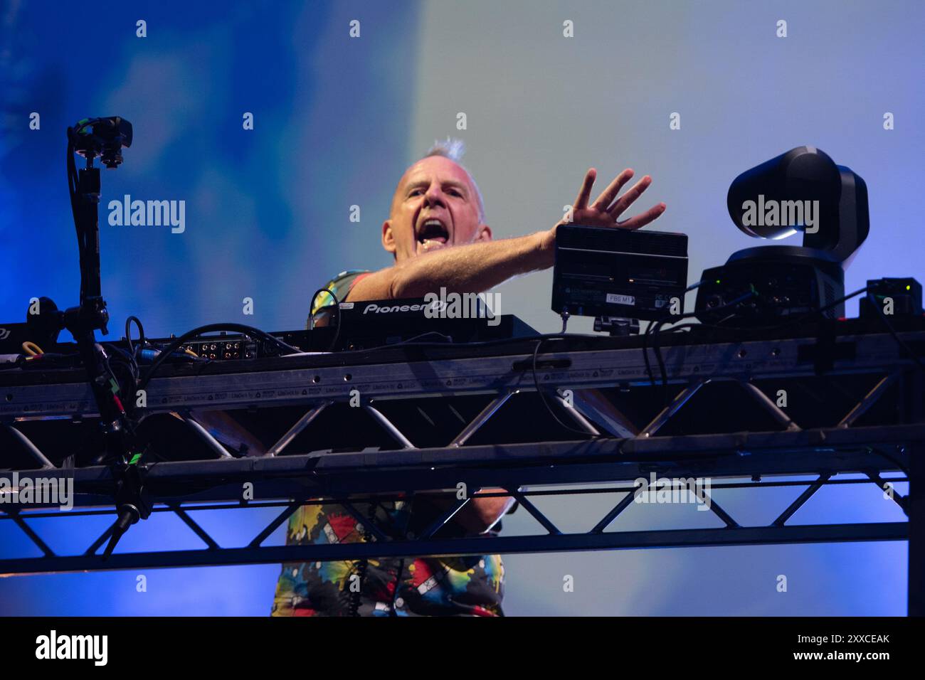 Southsea, Hampshire, UK, Fatboy Slim si esibisce sul palco comune al Victorious Festival venerdì 23 agosto 2024 Photo Credit Emma Terracciano/Alamy Live News Foto Stock