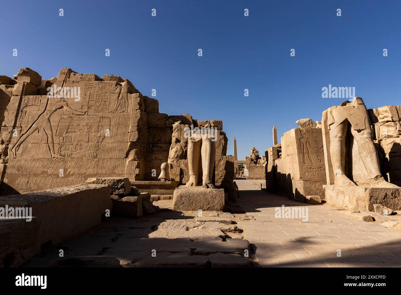 Tempio di Karnak, tempio di Amun, sera, porta del settimo pilone con statue di pietra, Luxor, Egitto, Nord Africa, Africa Foto Stock