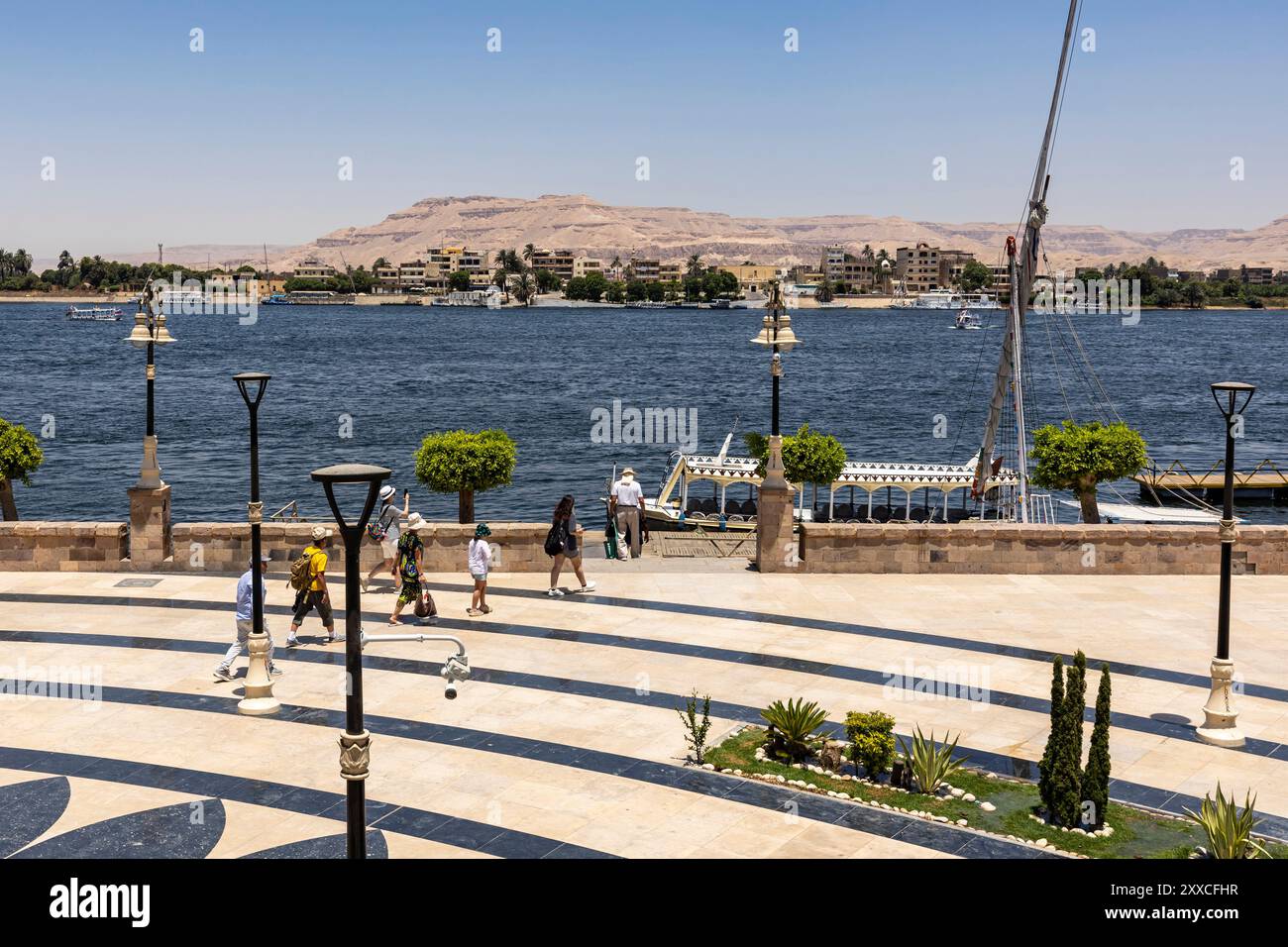 Riva orientale del Nilo, parco sul fiume con porti, centro città, Luxor, Egitto, nord Africa, Africa Foto Stock