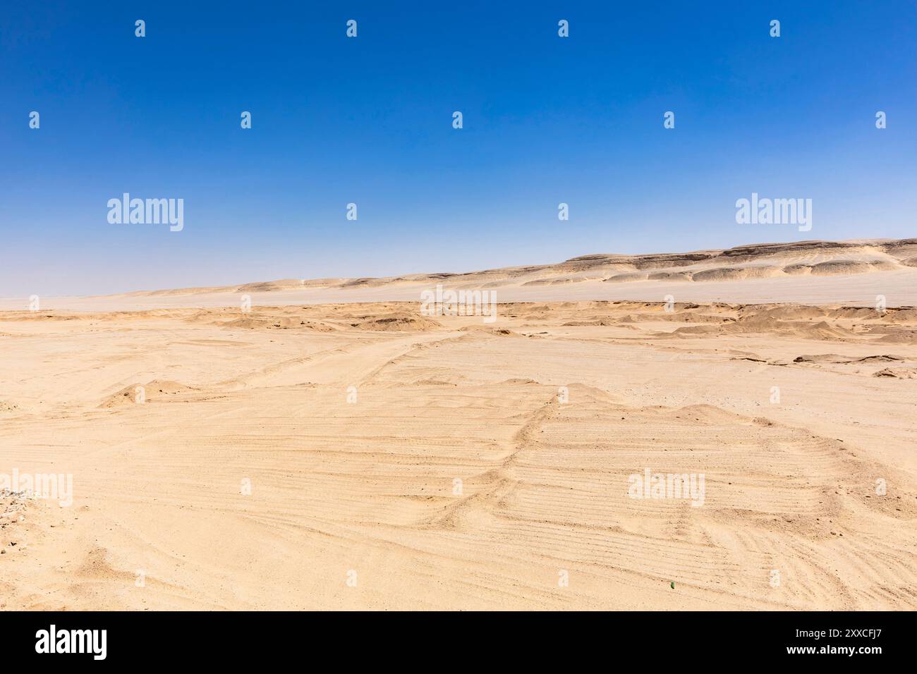Deserto orientale (deserto arabo), parte del deserto del Sahara, nel deserto asiut - cairo RD (Route 75), governatorato di Minya, Egitto, Nord Africa, Africa Foto Stock
