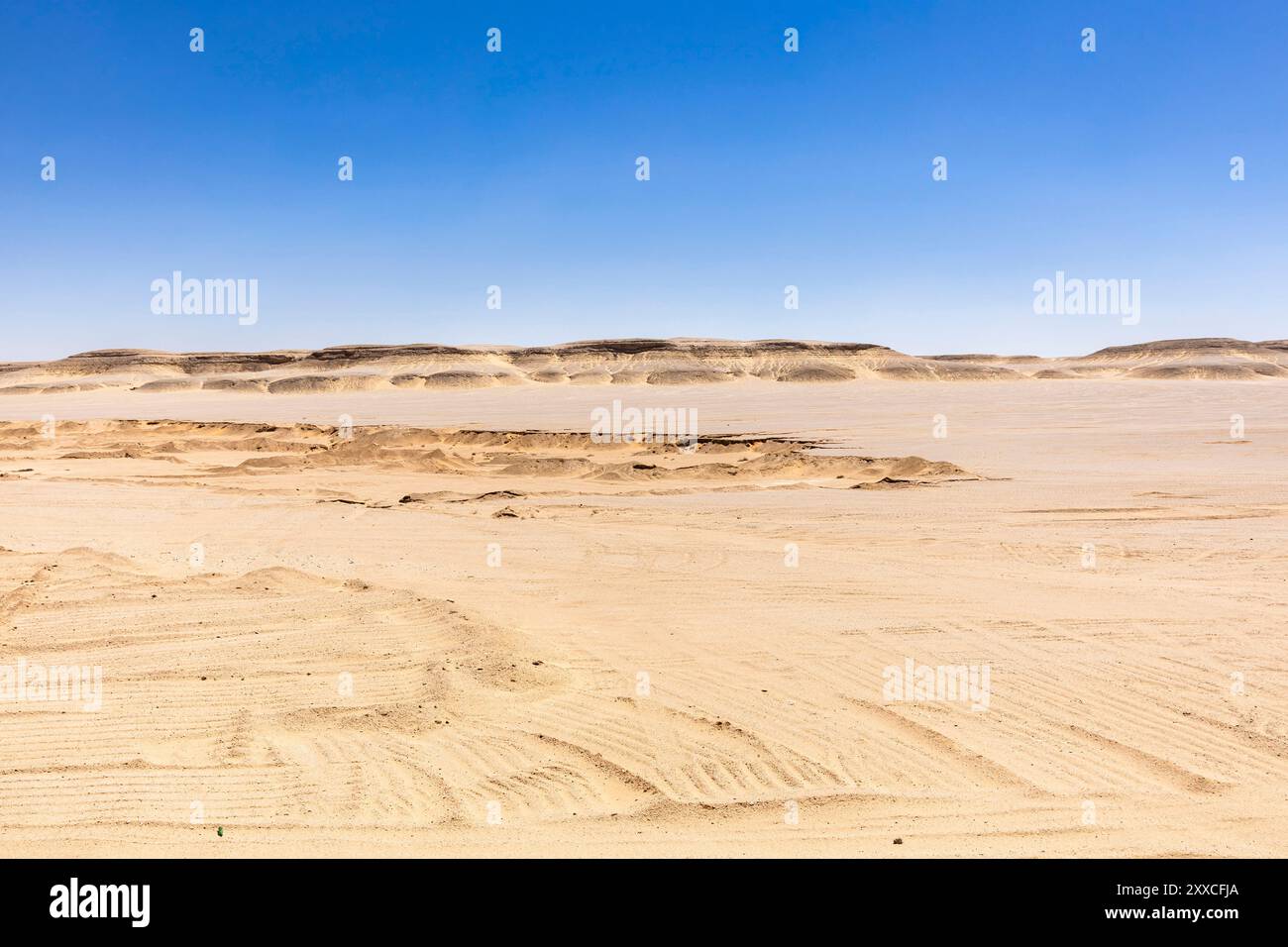Deserto orientale (deserto arabo), parte del deserto del Sahara, nel deserto asiut - cairo RD (Route 75), governatorato di Minya, Egitto, Nord Africa, Africa Foto Stock