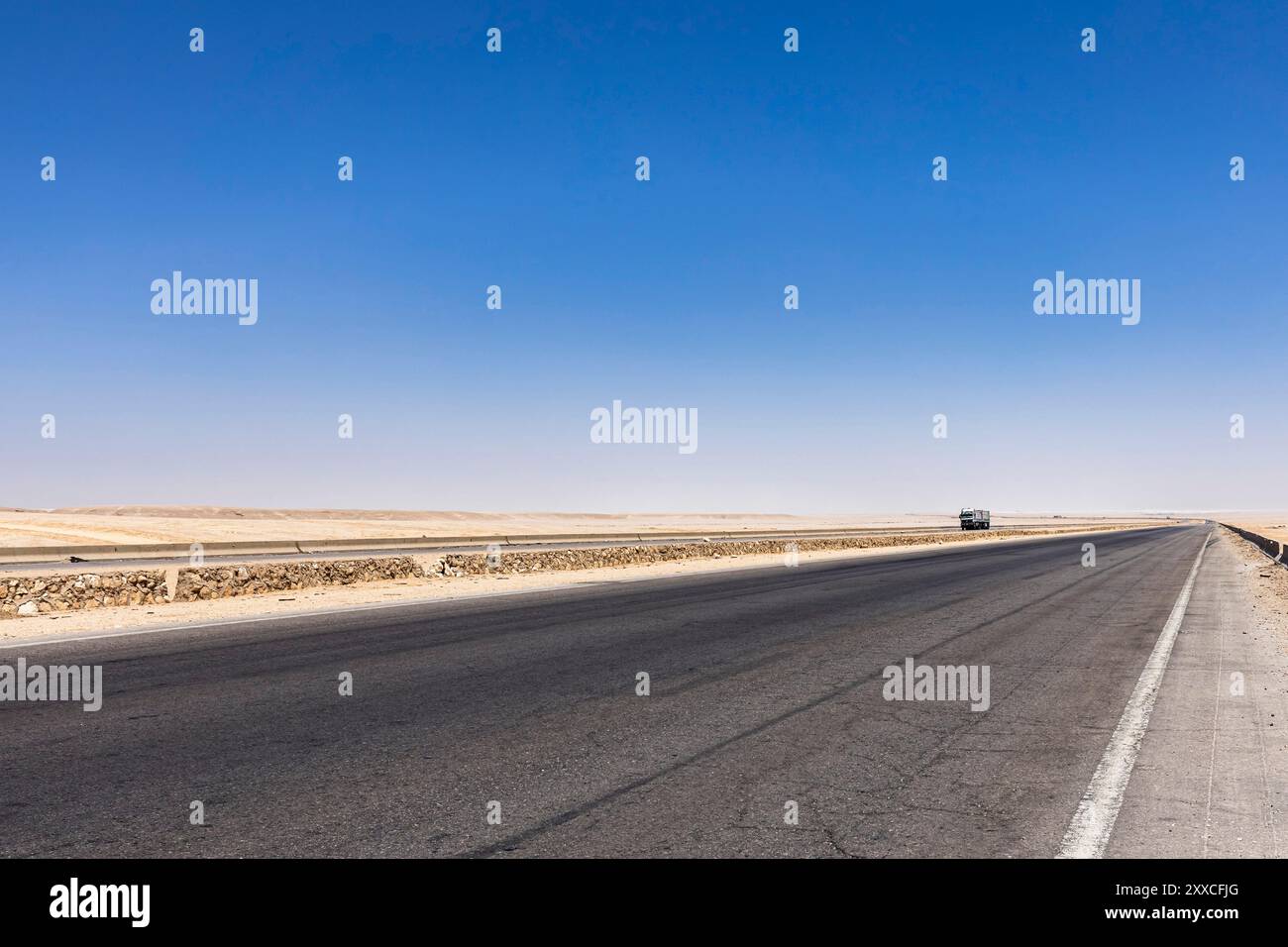 Deserto di Asyut - Cairo RD (percorso 75), nel deserto orientale (deserto arabo), parte del deserto del Sahara, governatorato di Minya, Egitto, Nord Africa, Africa Foto Stock