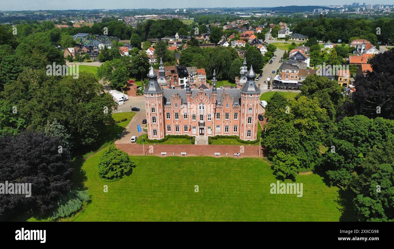 Riprese aeree con drone di Kasteel de Viron Dilbeek in Belgio, un magnifico castello in stile gotico Tudor del XIX secolo che funge da municipio Foto Stock