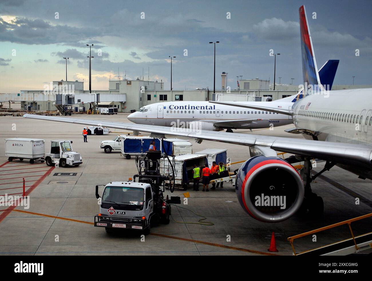 L'aumento dei prezzi del carburante costringe le compagnie aeree a tagliare i costi altrove. Alcuni dei modi in cui i costi di rasatura sono ridurre i tempi di inattività e pagare un costo aggiuntivo per i bagagli a mano. Foto Stock