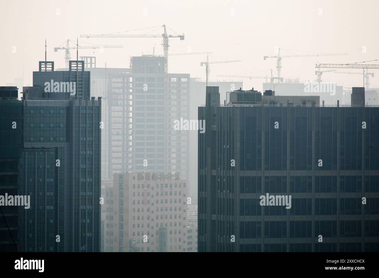 La nuova città di Zhengzhou dispone di 200,000 appartamenti, un nuovo centro conferenze e un centro per le belle arti in previsione di un futuro in piena espansione. Foto Stock