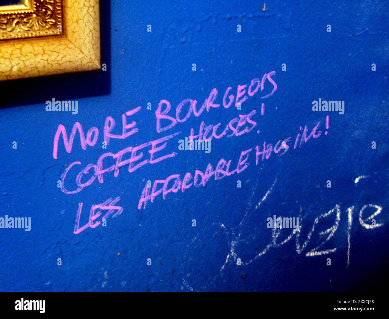 La vita a Williamsburg. Un innesto nella stanza degli uomini dell'Atlas Coffee House dice: "Più borghesi Coffee Houses! Alloggi meno convenienti!". Foto Stock