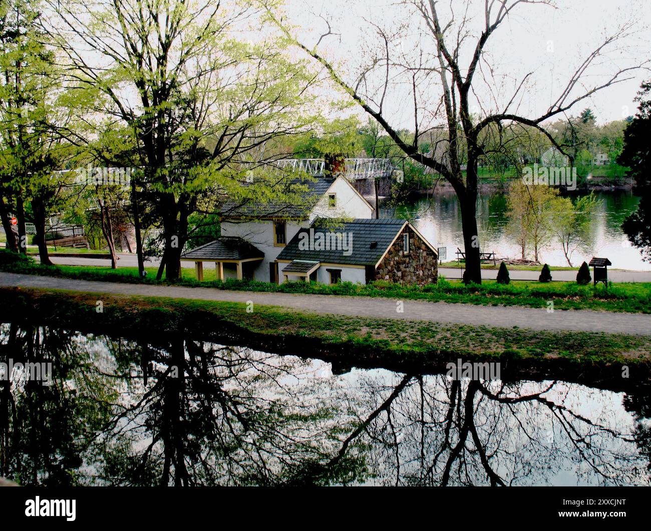 Parallelamente si possono vedere nastri della storia - il Delaware e il Raritan Canal con il suo percorso multiuso e gli edifici storici (come la Ferry House utilizzata durante l'attraversamento mattutino di Natale di George Washington) e il rassicurante flusso del fiume Delaware. La vicina Pennsylvania può essere vista sullo sfondo, collegata da un ponte storico. Foto Stock