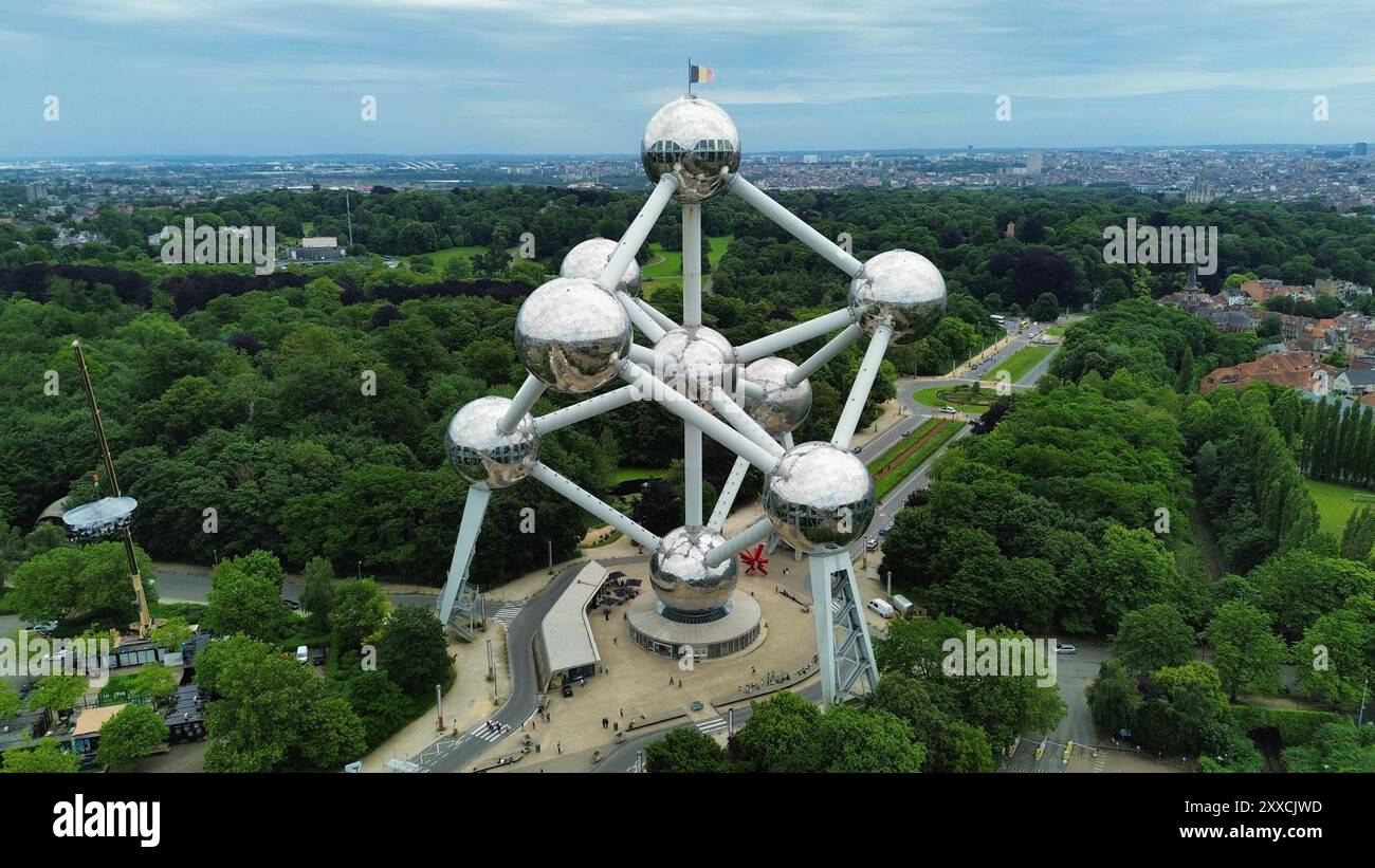 Riprese aeree con drone dell'Atomium di Bruxelles, in Belgio, un iconico monumento modernista del 1958 che rappresenta una cella unitaria di cristallo di ferro ingrandita 165 miliardi di volte Foto Stock