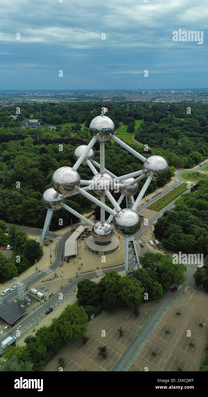 Riprese aeree con drone dell'Atomium di Bruxelles, in Belgio, un iconico monumento modernista del 1958 che rappresenta una cella unitaria di cristallo di ferro ingrandita 165 miliardi di volte Foto Stock