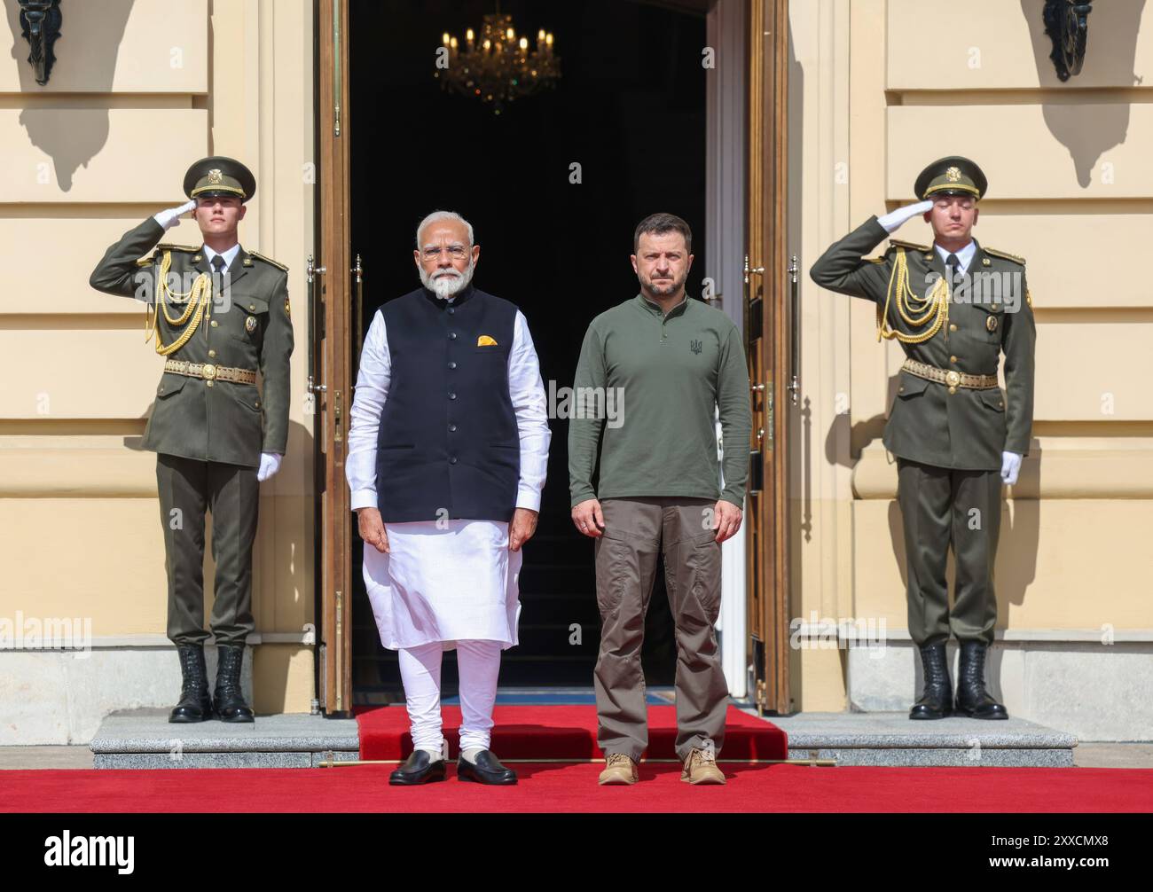 Kiev, Ucraina. 23 agosto 2024. Il presidente ucraino Volodymyr Zelenskyy, a destra, e il primo ministro indiano Narendra modi stanno per gli inni nazionali durante le cerimonie di arrivo al Palazzo Mariinskyi, 23 agosto 2024 a Kiev, Ucraina. Credito: PIB/Ufficio informazioni stampa/Alamy Live News Foto Stock