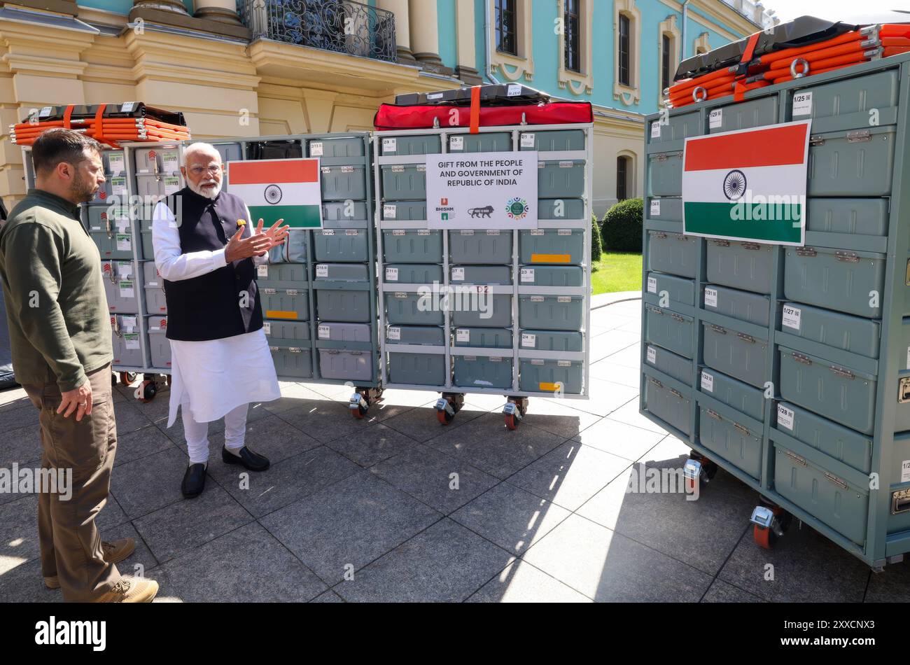 Kiev, Ucraina. 23 agosto 2024. Il presidente ucraino Volodymyr Zelenskyy, a sinistra, ascolta il primo ministro indiano Narendra modi presenta l'unità medica mobile Four Cube, fuori dal Palazzo Mariinskyi, 23 agosto 2024 a Kiev, Ucraina. Le unità sono utilizzate per la medicina tattica, il rapido dispiegamento nelle emergenze e nelle aree di emergenza. Credito: PIB/Ufficio informazioni stampa/Alamy Live News Foto Stock